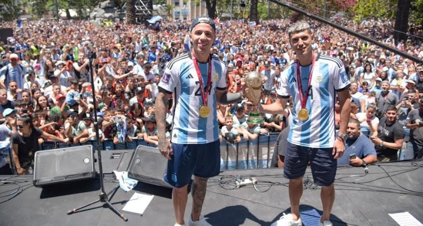 San Martín: Más de 20 mil vecinas y vecinos recibieron a los Campeones del Mundo, Enzo Fernández y Exequiel Palacios