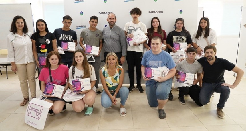 Baradero: Se entregaron tablets del Programa “Conectando con Vos” a estudiantes locales