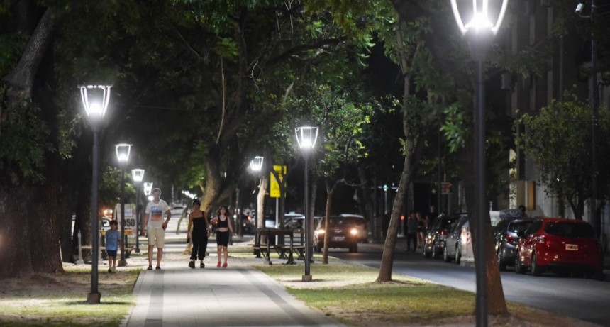 La Plata: Renuevan la iluminación en el sendero que conecta Plaza Moreno con Parque Saavedra