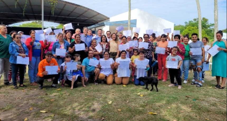 Chaco: Capitanich habilitó obras educativas y entregó certificados de regularización dominial 