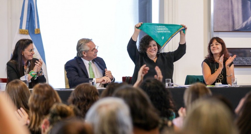 Alberto Fernández: “Esta ley es un logro colectivo, resultado de un cambio de cultura y de una lucha enorme que las mujeres llevaron durante años”