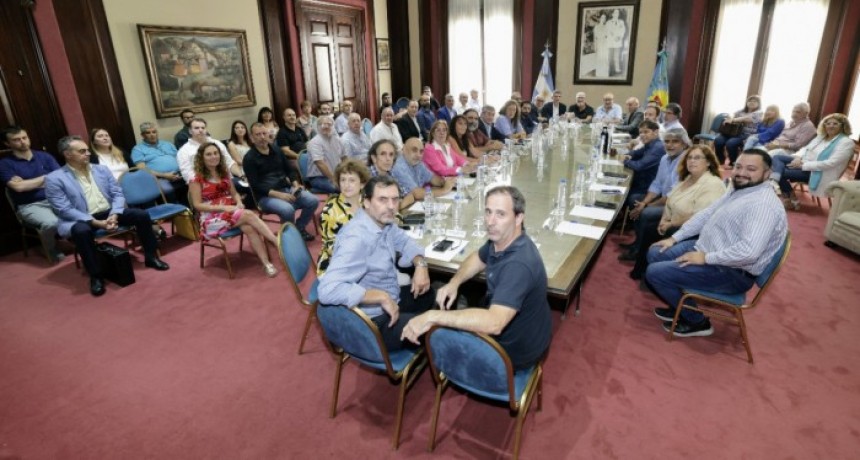 Axel Kicillof acordó con gremios un nuevo aumento para las y los trabajadores del Estado