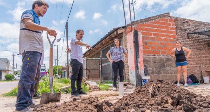 Campana: Abella recorrió los trabajos de conexiones cloacales en La Esperanza