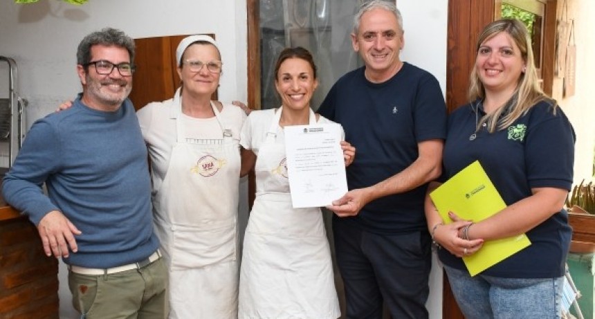 Chascomús: Javier Gastón hizo entrega de habilitaciones a cocinas domiciliarias de emprendedores locales 