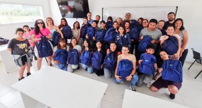 Pinamar: El Municipio entregó mochilas técnicas a estudiantes de Enfermería