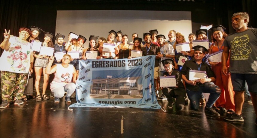 Quilmes: Mendoza participó del acto de entrega de diplomas a los egresados del plan FinEs  