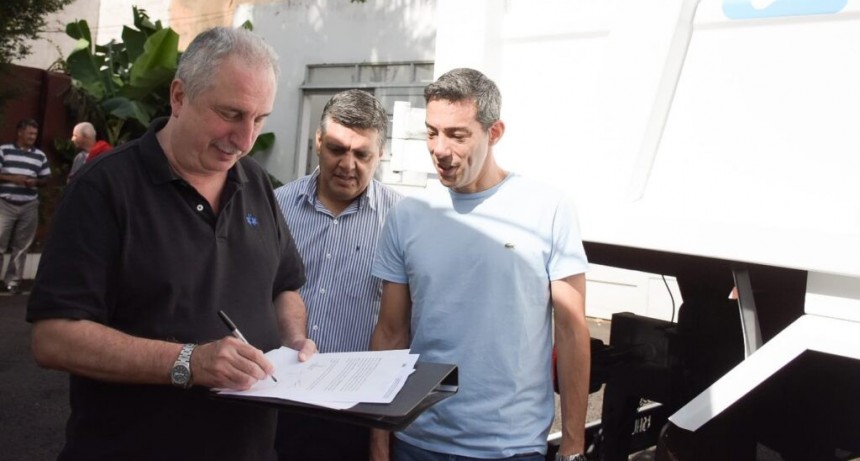 Misiones: Passalacqua entregó camiones volcadores a Aristóbulo del Valle y Alba Posse 