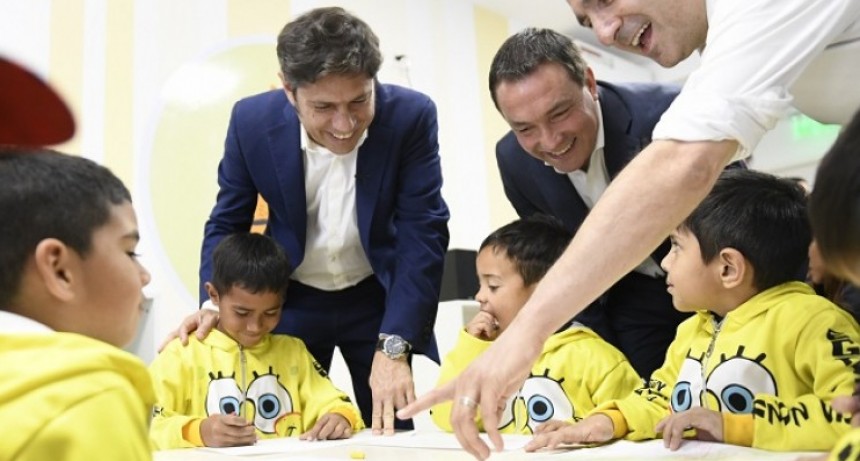 Kicillof inauguró un jardín de infantes y firmó un convenio para reactivar obras educativas paralizadas por Nación en Florencio Varela