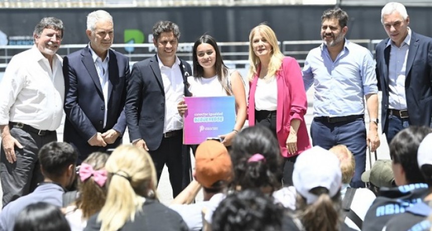 Kicillof entregó 750 computadoras para estudiantes de la región capital