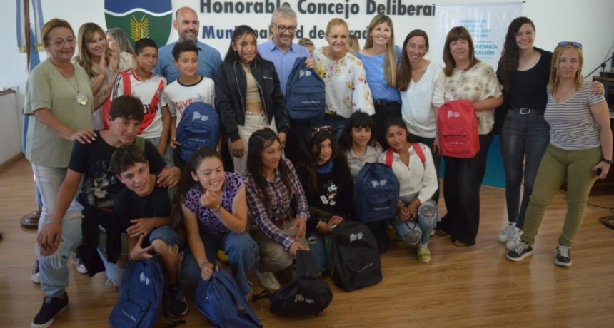 Baradero: El Municipio entregó kits escolares y mochilas para estudiantes de establecimientos educativos de ámbito isleño