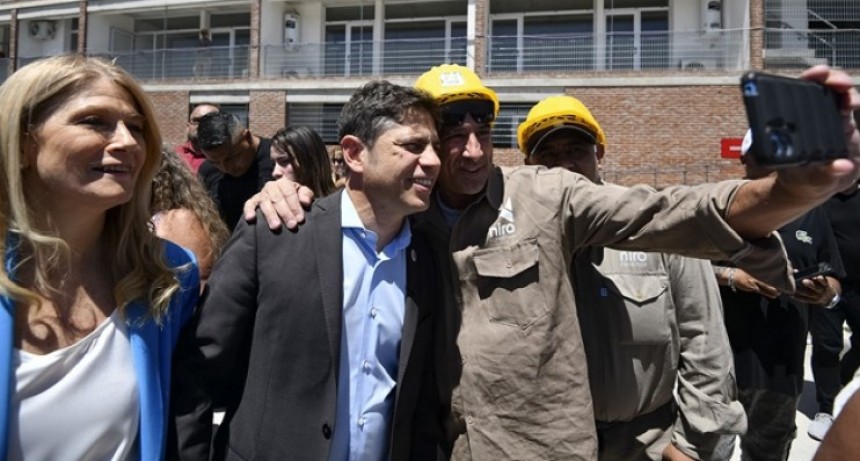Kicillof recorrió los avances de obras de urbanización de barrios populares de San Justo y entregó escrituras gratuitas